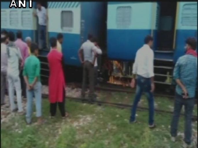 Agra-Gwalior passenger train collapsed near accident, near Agra Cantt | आग्रा-ग्वालियर पॅसेंजर ट्रेनला अपघात, आग्रा कँटजवळ डब्बा घसरला Agra-Gwalior passenger train collapsed near accident, near Agra Cantt | आग्रा-ग्वालियर पॅसेंजर ट्रेनला अपघात, आग्रा कँटजवळ डब्बा घसरला