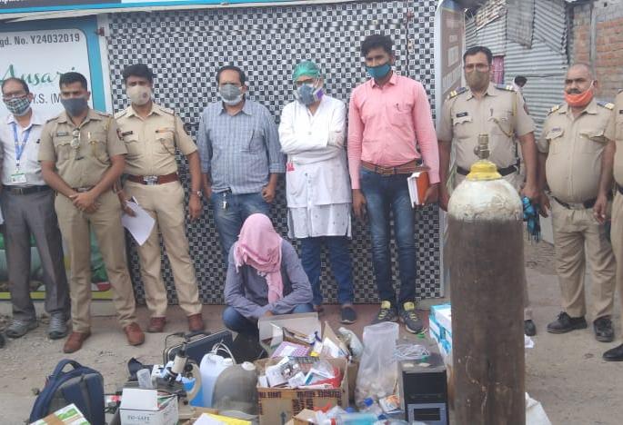 Raid on Bagus Hospital in Kamathi: Oxygen cylinder along with medicines, other materials seized | कामठीतील बाेगस रुग्णालयावर धाड : औषधांसह ऑक्सिजन सिलिंडर, इतर साहित्य जप्त Raid on Bagus Hospital in Kamathi: Oxygen cylinder along with medicines, other materials seized | कामठीतील बाेगस रुग्णालयावर धाड : औषधांसह ऑक्सिजन सिलिंडर, इतर साहित्य जप्त