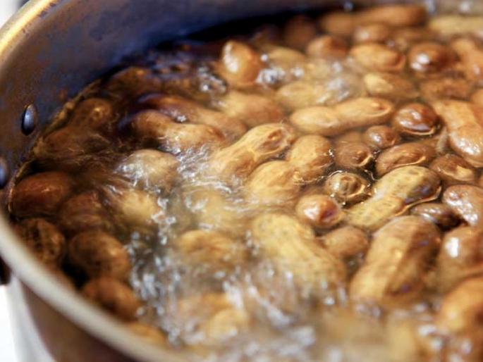 Know the boiled peanuts health benefits | वजन कमी करण्यासाठी हिवाळ्यात आवर्जून खा भुईमूगाच्या शेंगा, जाणून घ्या फायदे!