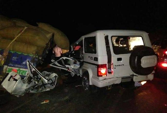 Uncontrolled Bolero's Nagprabhak in Nagpur's Haidos | अनियंत्रित बोलेरोचा नागपुरातील जरीपटक्यात हैदोस Uncontrolled Bolero's Nagprabhak in Nagpur's Haidos | अनियंत्रित बोलेरोचा नागपुरातील जरीपटक्यात हैदोस