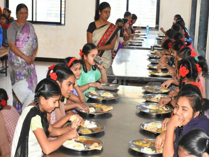 Making Bolshey's Bright Future Way | बोलक्या भिंतींमुळे विद्यार्थिनींच्या उज्ज्वल भवितव्याचा मार्ग होतोय सुकर Making Bolshey's Bright Future Way | बोलक्या भिंतींमुळे विद्यार्थिनींच्या उज्ज्वल भवितव्याचा मार्ग होतोय सुकर