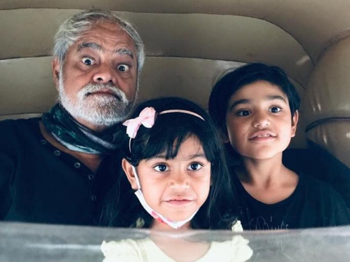 bollywood actor Sanjay Mishra's two girls photo viral on internet | संजय मिश्रांच्या दोन लेकींना पाहिलंत का? दिसायला खुपच क्यूट bollywood actor Sanjay Mishra's two girls photo viral on internet | संजय मिश्रांच्या दोन लेकींना पाहिलंत का? दिसायला खुपच क्यूट