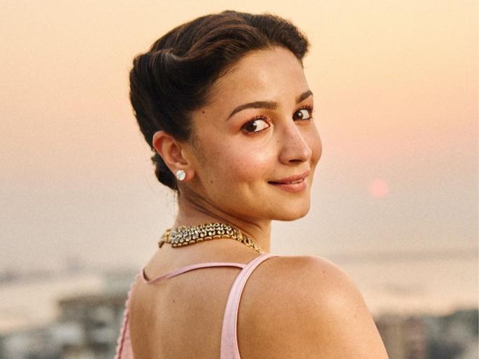 bollywood actress Alia Bhatt change his surname after 3 years of marriage ranbir kapoor | लग्नाच्या ३ वर्षांनंतर आलिया भटने नावात केला मोठा बदल; हॉटेलमधील 'त्या' फोटोमुळे चर्चांना उधाण bollywood actress Alia Bhatt change his surname after 3 years of marriage ranbir kapoor | लग्नाच्या ३ वर्षांनंतर आलिया भटने नावात केला मोठा बदल; हॉटेलमधील 'त्या' फोटोमुळे चर्चांना उधाण