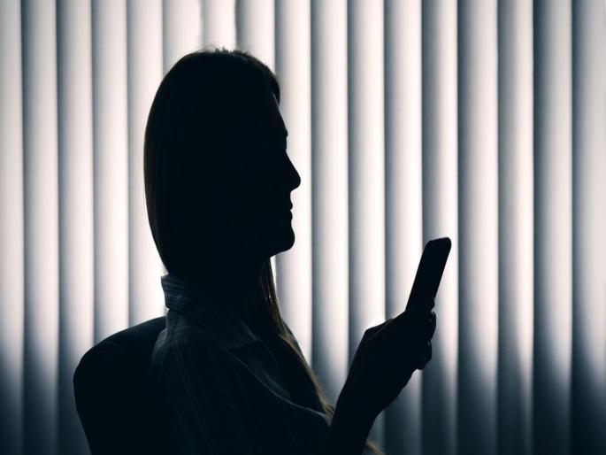 Mobile Romeo arrested for indecent conversation with female police | महिला पोलिसांशी अश्लील संभाषण करणाऱ्या मोबाईल रोमिओला अटक Mobile Romeo arrested for indecent conversation with female police | महिला पोलिसांशी अश्लील संभाषण करणाऱ्या मोबाईल रोमिओला अटक