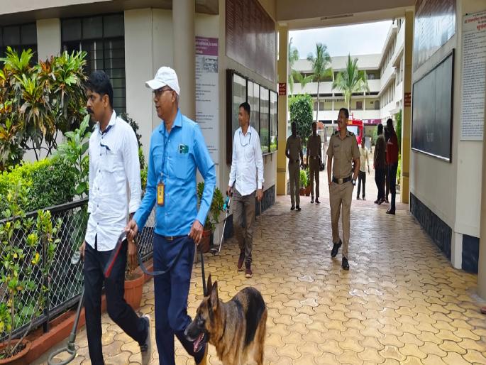 A call about a bomb being planted at Yadav College at Peth Vadgaon in Kolhapur Police rushed to the spot and evacuated the college | Kolhapur: बॉम्ब ठेवल्याचा फोन; पोलिसांनी घटनास्थळी धाव घेत महाविद्यालय केले रिकामे, शोध सुरू  A call about a bomb being planted at Yadav College at Peth Vadgaon in Kolhapur Police rushed to the spot and evacuated the college | Kolhapur: बॉम्ब ठेवल्याचा फोन; पोलिसांनी घटनास्थळी धाव घेत महाविद्यालय केले रिकामे, शोध सुरू