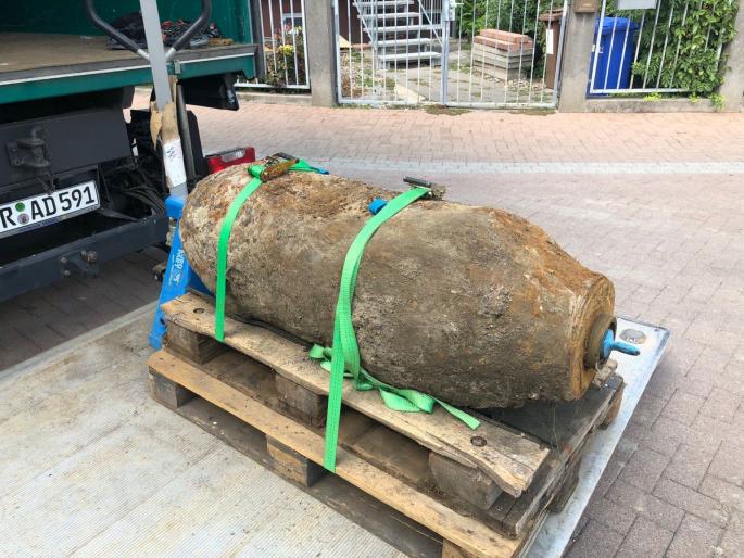The second World War bomb found in Germany, 18,000 people moved to safer places | जर्मनीत आढळला दुसऱ्या महायुद्धातील बॉम्ब, 18 हजार लोकांना सुरक्षित ठिकाणी हलवले