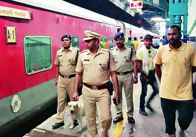 Train inspection in Nagpur after receiving bomb instruction | बॉम्बची सूचना मिळाल्याने नागपुरात रेल्वेगाड्यांची कसून तपासणी Train inspection in Nagpur after receiving bomb instruction | बॉम्बची सूचना मिळाल्याने नागपुरात रेल्वेगाड्यांची कसून तपासणी