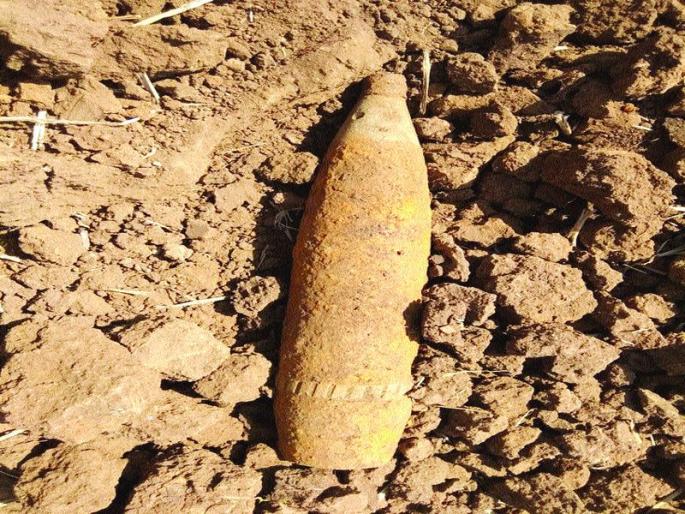 Bombshell objects found in the field | शेतात आढळली बॉम्बसदृश वस्तू Bombshell objects found in the field | शेतात आढळली बॉम्बसदृश वस्तू