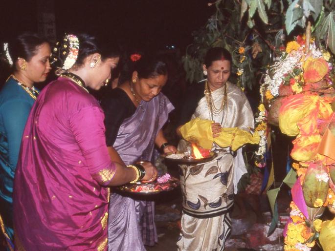 Holi 2021: The story of how Puranpoli Kuldharma and the kulachar of bombing started on the day of Holi! | Holi 2021 : होळीच्या दिवशी पुरणपोळीचा कुळधर्म आणि बोंबा मारण्याचा कुलाचार कसा सुरू झाला, त्याची गोष्ट!