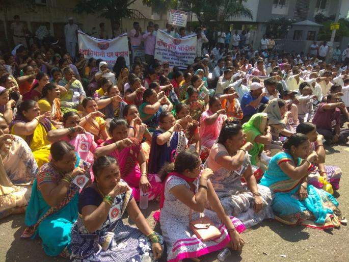 The agitation in Akurdi by swabhimani ghar bachav sangharsha samiti | स्वाभिमानी घर बचाव संघर्ष चळवळीचे आकुर्डी प्राधिकरण कार्यालयावर बोंबाबोंब आंदोलन