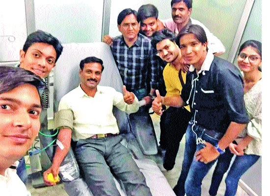 Mahatma Gandhi's Excellence: Rare Blood Group: Talesgaon, Shirdi's donors win Mathura, Agra people | मथुरेतील महिलेसाठी धावली महाराष्टची एक्स्प्रेस-दुर्मिळ रक्तगटाची कहाणी : तासगाव, शिर्डीच्या रक्तदात्यांनी जिंकली मथुरा, आग्रावासीयांची मने Mahatma Gandhi's Excellence: Rare Blood Group: Talesgaon, Shirdi's donors win Mathura, Agra people | मथुरेतील महिलेसाठी धावली महाराष्टची एक्स्प्रेस-दुर्मिळ रक्तगटाची कहाणी : तासगाव, शिर्डीच्या रक्तदात्यांनी जिंकली मथुरा, आग्रावासीयांची मने