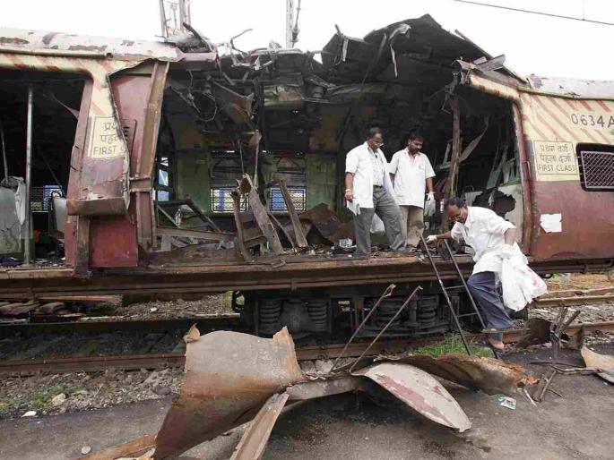 2006 Mumbai local train blasts case Bombay High Court acquits all 12 people declaring them innocent | मोठी बातमी! मुंबई लोकल साखळी बॉम्बस्फोटातील १२ दोषींची निर्दोष मुक्तता, राज्य सरकारला दणका 2006 Mumbai local train blasts case Bombay High Court acquits all 12 people declaring them innocent | मोठी बातमी! मुंबई लोकल साखळी बॉम्बस्फोटातील १२ दोषींची निर्दोष मुक्तता, राज्य सरकारला दणका