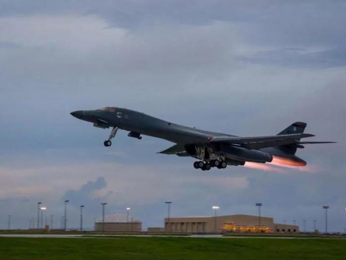 Bomber aircraft flying from North Korea, America's power performance, tension grew; Talk to Trump's safety advisers | बॉम्बर विमानांचे उत्तर कोरियावरून उड्डाण, अमेरिकेचेही शक्तिप्रदर्शन, तणाव वाढला; ट्रम्प यांची सुरक्षा सल्लागारांशी चर्चा  Bomber aircraft flying from North Korea, America's power performance, tension grew; Talk to Trump's safety advisers | बॉम्बर विमानांचे उत्तर कोरियावरून उड्डाण, अमेरिकेचेही शक्तिप्रदर्शन, तणाव वाढला; ट्रम्प यांची सुरक्षा सल्लागारांशी चर्चा