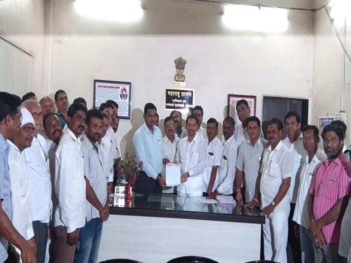 Quickly distribute bondali and crop insurance in Jalgaon | जळगावात बोंडअळी व पिक विम्याचे अनुदान त्वरीत वितरीत करा Quickly distribute bondali and crop insurance in Jalgaon | जळगावात बोंडअळी व पिक विम्याचे अनुदान त्वरीत वितरीत करा