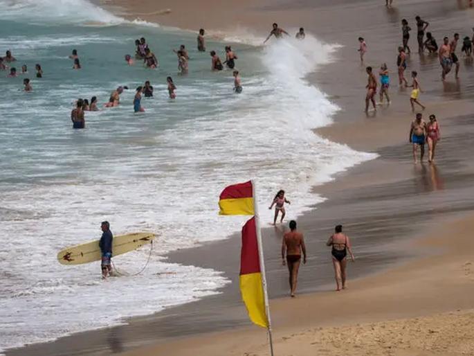 Indiscriminate shooting at world-famous Bondi Beach in Sydney; Two attackers arrested, several tourists injured | सिडनी येथे जगप्रसिद्ध बॉन्डी बीचवर अंदाधुंद गोळीबार; दोन हल्लेखोर ताब्यात, १० पर्यटकांचा जीव घेतला