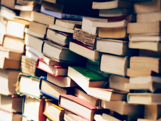 Groom receives 1000 new books worth rupees 1 lakh from in laws | वाह! हुंडा घेण्यास नवरदेवाने दिला नकार, सासरच्या लोकांनी दिली १ लाखांची १ हजार पुस्तके! 