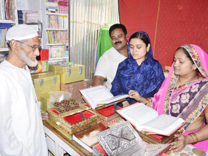 The Chinese, Velvet, and the cutwork of Turkey are the attractions of Turkey | तुर्कीवरून आलेली चिनी, वेल्वेट, कटवर्क जायनमाज ठरतेय आकर्षण