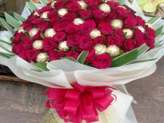 Fine welcoming wreath in a plastic cover is fine | स्वागताला प्लास्टीक कव्हरमध्ये पुष्पगुच्छ आणल्याने दंड Fine welcoming wreath in a plastic cover is fine | स्वागताला प्लास्टीक कव्हरमध्ये पुष्पगुच्छ आणल्याने दंड