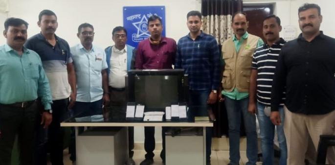 Raid on cricket betting den in Nagpur, three bookies go missing | नागपुरात क्रिकेट सट्टा अड्ड्यावर छापा  , तीन बुकी गजाआड