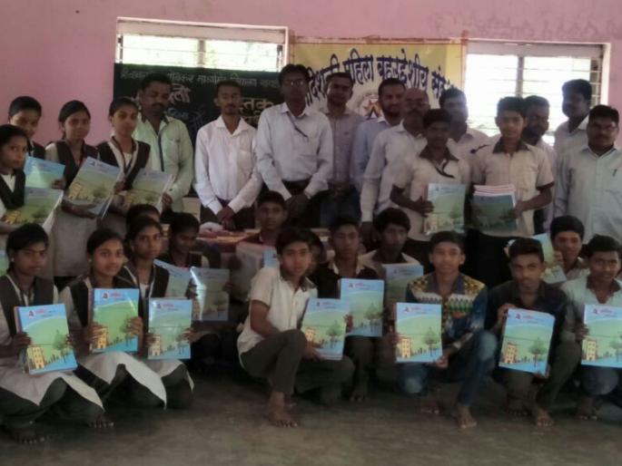 Free textbook distributed to students at Yavar! | यावर्डी येथे विद्यार्थ्यांना मोफत पाठ्यपुस्तकाचे वितरण ! Free textbook distributed to students at Yavar! | यावर्डी येथे विद्यार्थ्यांना मोफत पाठ्यपुस्तकाचे वितरण !