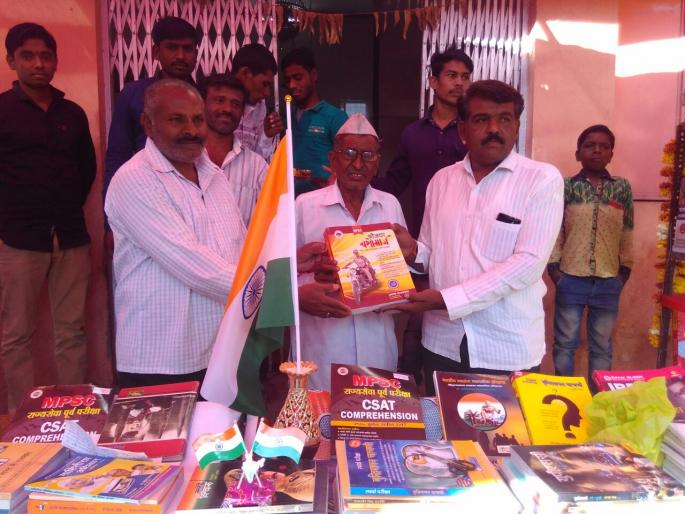 Youth's initiative to raise the quality of education in the village! | गावातील शिक्षणाचा दर्जा उंचावण्यासाठी हिवरा येथील युवकांचा पुढाकार ! Youth's initiative to raise the quality of education in the village! | गावातील शिक्षणाचा दर्जा उंचावण्यासाठी हिवरा येथील युवकांचा पुढाकार !