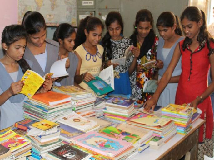 Free textbooks for students on the first day of school | शाळेच्या पहिल्या दिवशी विद्यार्थ्यांना मोफत पाठ्यपुस्तके Free textbooks for students on the first day of school | शाळेच्या पहिल्या दिवशी विद्यार्थ्यांना मोफत पाठ्यपुस्तके