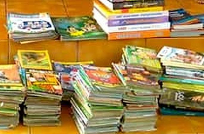 Teacher pleased to plan books; Happy students! | पुस्तकांच्या नियोजनावर गुरूजी खूश; विद्यार्थी आनंदीत! Teacher pleased to plan books; Happy students! | पुस्तकांच्या नियोजनावर गुरूजी खूश; विद्यार्थी आनंदीत!