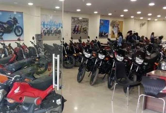 Akola : 2503 vehicles sold this Diwali ; Boom in Automobile Sector | यंदाच्या दिवाळीत २५०३ वाहनांची विक्री; ऑटोमोबाइल्स क्षेत्रात तेजी Akola : 2503 vehicles sold this Diwali ; Boom in Automobile Sector | यंदाच्या दिवाळीत २५०३ वाहनांची विक्री; ऑटोमोबाइल्स क्षेत्रात तेजी