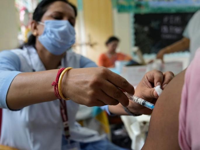 covid booster dose 5.25 million did not receive the booster by april 30 | कोरोनाचा बूस्टर डोस घेण्यास लोक करतात टाळाटाळ, 5 कोटी पात्र असूनही घेतला नाही डोस! covid booster dose 5.25 million did not receive the booster by april 30 | कोरोनाचा बूस्टर डोस घेण्यास लोक करतात टाळाटाळ, 5 कोटी पात्र असूनही घेतला नाही डोस!