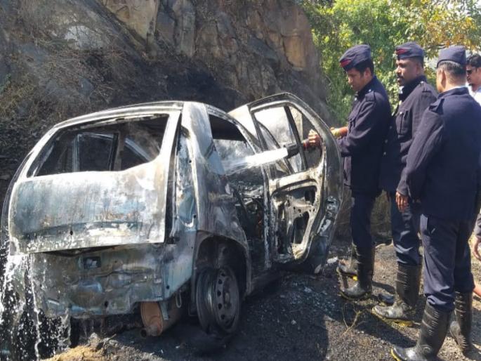 car burns at Bopdeo Ghat due to fire | बोपदेव घाटात आग लागल्याने मोटार जळून खाक car burns at Bopdeo Ghat due to fire | बोपदेव घाटात आग लागल्याने मोटार जळून खाक