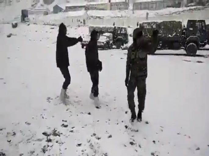Video: Hello Hello! Do you see the garaba played by the soldiers at minus zero degrees tempreture | Video: उणे शून्य डिग्री तापमानात जवानांनी खेळलेला गरबा पाहिलात का? Video: Hello Hello! Do you see the garaba played by the soldiers at minus zero degrees tempreture | Video: उणे शून्य डिग्री तापमानात जवानांनी खेळलेला गरबा पाहिलात का?