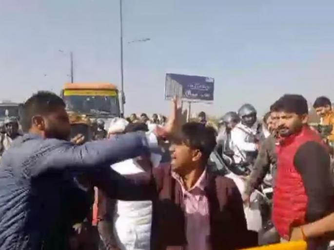 jam at ghazipur border people burst out in anger slapped congress workers noida up | गाझीपूर सीमेवर वाहतूक कोंडीत अडकलेले लोक संतापले; काँग्रेस कार्यकर्त्यांना चपलेने चोपले jam at ghazipur border people burst out in anger slapped congress workers noida up | गाझीपूर सीमेवर वाहतूक कोंडीत अडकलेले लोक संतापले; काँग्रेस कार्यकर्त्यांना चपलेने चोपले