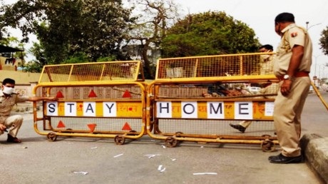 Shocking; Omaicron in Karnataka, Karnataka near Solapur, Andhra Pradesh border closed | धक्कादायक; ओमायक्रॉन कर्नाटकात, सोलापूर शेजारील कर्नाटक, आंधप्रदेशाची सीमा बंद