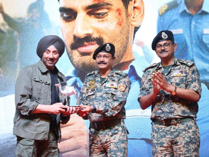 aawaj kaha tak pahucha chahiye Sunny Deol dialogue in border 2 goes viral in indo pak border ghar kab aaoge song launch | "आवाज कहाँ तक पहुंचनी चाहिए?...", भारत-पाक सीमेवर घुमला सनी देओलचा आवाज! aawaj kaha tak pahucha chahiye Sunny Deol dialogue in border 2 goes viral in indo pak border ghar kab aaoge song launch | "आवाज कहाँ तक पहुंचनी चाहिए?...", भारत-पाक सीमेवर घुमला सनी देओलचा आवाज!