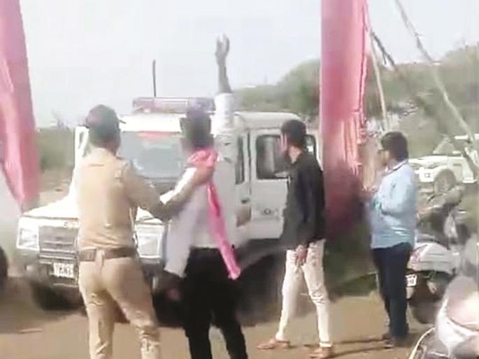 Ink thrown on Parbhani Guardian Minister Meghna Bordikar's car demanding loan waiver | परभणीच्या पालकमंत्री मेघना बोर्डीकरांच्या गाडीवर कर्जमाफीसाठी शाई फेकली Ink thrown on Parbhani Guardian Minister Meghna Bordikar's car demanding loan waiver | परभणीच्या पालकमंत्री मेघना बोर्डीकरांच्या गाडीवर कर्जमाफीसाठी शाई फेकली