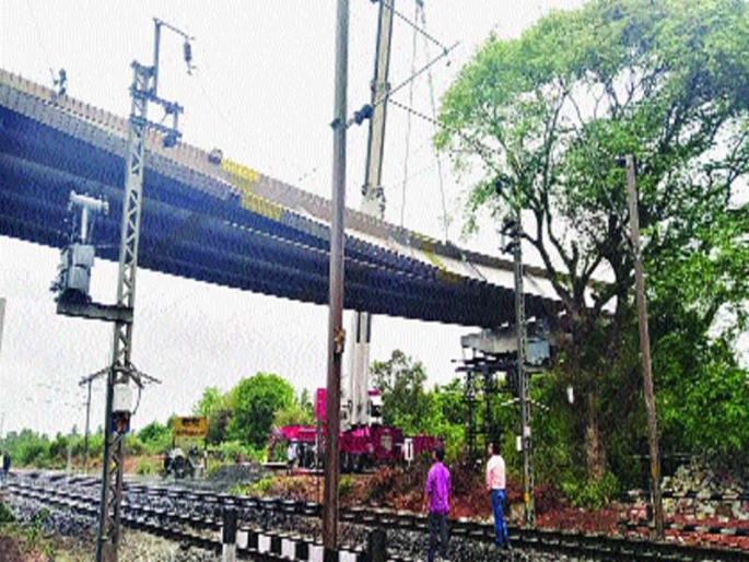 Due to the collapse of the bridge, an accident, two workers injured, six-hour service jam | पुलाचा गर्डर घसरून अपघात, दोन कामगार जखमी, सहा तास सेवा ठप्प Due to the collapse of the bridge, an accident, two workers injured, six-hour service jam | पुलाचा गर्डर घसरून अपघात, दोन कामगार जखमी, सहा तास सेवा ठप्प