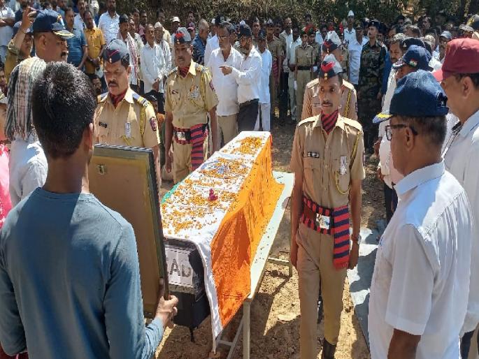 Borgaon jawan Subhash Umbre was cremated with state honors | Satara News: बोरगावचे जवान सुभाष उंबरे यांच्यावर शासकीय इतमामात अंत्यसंस्कार Borgaon jawan Subhash Umbre was cremated with state honors | Satara News: बोरगावचे जवान सुभाष उंबरे यांच्यावर शासकीय इतमामात अंत्यसंस्कार
