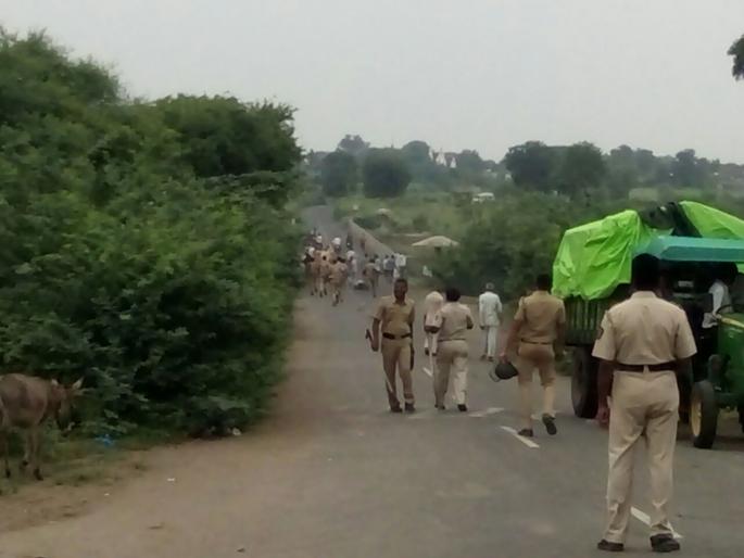 The two groups have a strong fight in Mhasang | म्हैसांग येथे दोन गटात जोरदार हाणामारी The two groups have a strong fight in Mhasang | म्हैसांग येथे दोन गटात जोरदार हाणामारी