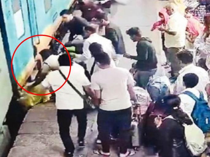 elderly couple saved at borivali station vigilance of rpf jawan in mumbai | बोरीवली स्थानकात वृद्ध जोडप्याला जीवदान; आरपीएफ जवानाची सतर्कता  elderly couple saved at borivali station vigilance of rpf jawan in mumbai | बोरीवली स्थानकात वृद्ध जोडप्याला जीवदान; आरपीएफ जवानाची सतर्कता