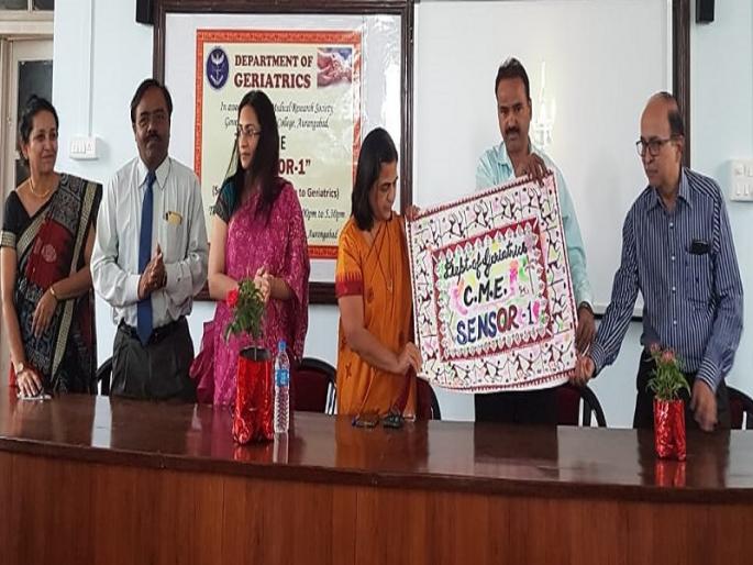 Elderly patients with medication want to get bored | औषधोपचारांसह वृद्धांना हवी मायेची ऊब Elderly patients with medication want to get bored | औषधोपचारांसह वृद्धांना हवी मायेची ऊब