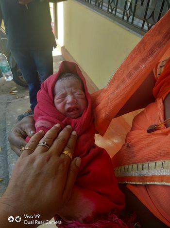 The wife of a worker who left Mumbai for Riva gave birth on the way | मुंबईहून रिवाकडे निघालेल्या कामगाराच्या पत्नीची प्रवासातच प्रसुती The wife of a worker who left Mumbai for Riva gave birth on the way | मुंबईहून रिवाकडे निघालेल्या कामगाराच्या पत्नीची प्रवासातच प्रसुती