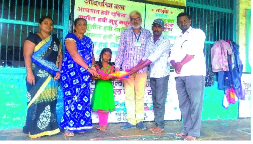 ... and Nandini entered the school, leading to the expulsion of out-of-school children in Kagal state | ...अन् नंदिनी शाळेत दाखल झाली शाळाबाह्य मुलांना प्रवाहात आणण्यात कागल राज्यात अग्रेसर ... and Nandini entered the school, leading to the expulsion of out-of-school children in Kagal state | ...अन् नंदिनी शाळेत दाखल झाली शाळाबाह्य मुलांना प्रवाहात आणण्यात कागल राज्यात अग्रेसर