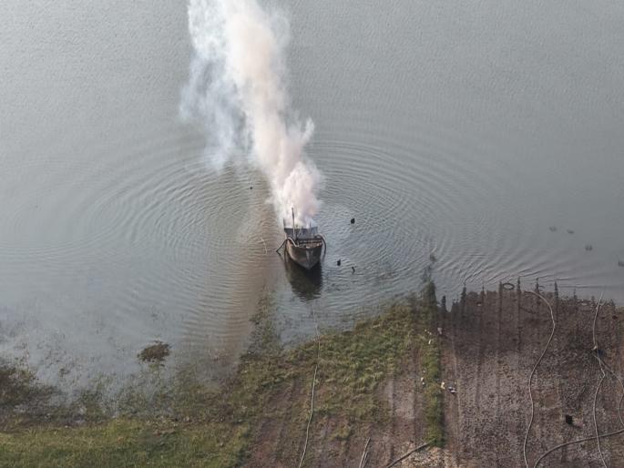 Sand mafia gets another blow; Four boats destroyed by joint team of revenue and police | वाळू माफियांना पुन्हा एकदा दणका ; चार बोटी नष्ट केल्या महसूल व पोलीस संयुक्त पथकाची कारवाई Sand mafia gets another blow; Four boats destroyed by joint team of revenue and police | वाळू माफियांना पुन्हा एकदा दणका ; चार बोटी नष्ट केल्या महसूल व पोलीस संयुक्त पथकाची कारवाई