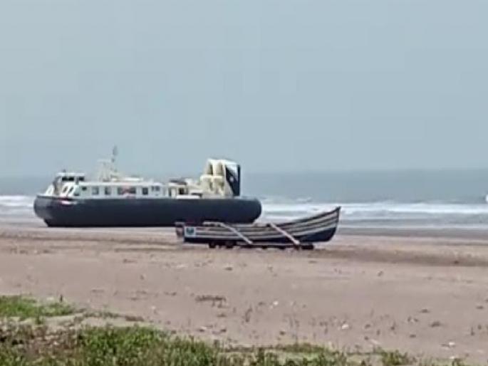 Coast Guard hovercraft boat breaks down | तटरक्षक दलाच्या हॉवरक्राफ्ट बोटमध्ये बिघाड, पाळंदे किनाऱ्यावर अचानक बोट आल्याने पसरली घबराट Coast Guard hovercraft boat breaks down | तटरक्षक दलाच्या हॉवरक्राफ्ट बोटमध्ये बिघाड, पाळंदे किनाऱ्यावर अचानक बोट आल्याने पसरली घबराट