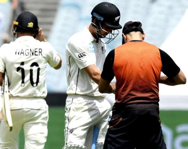 Fierce bouncer smashes batsman's fingers, can't play anymore this match | भयंकर बाऊन्सरने मोडलं फलंदाजाचे बोटं, आता खेळताच येणार नाही सामना