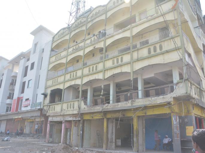 The assurances given to castration are slow; Promoting the speed of the Gorakhand route slowed down! | बांधकाम पाडण्याचे दिलेले आश्‍वासन संथ गतीने; गोरक्षण मार्ग रुंदीकरणाची गती मंदावली!