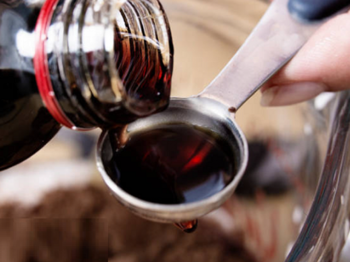 53 bottles of intoxicating cough syrup seized in Beed; The seller, the addict is free | बीडमध्ये बेवारस गोणीत आढळला नशेसाठी वापरल्या जाणाऱ्या कफ सिरपचा साठा 53 bottles of intoxicating cough syrup seized in Beed; The seller, the addict is free | बीडमध्ये बेवारस गोणीत आढळला नशेसाठी वापरल्या जाणाऱ्या कफ सिरपचा साठा