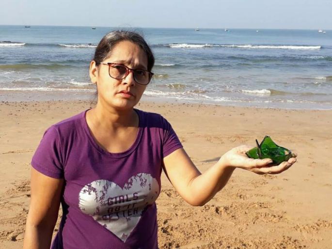 Glass pieces on the world-famous Miramar beach Goa, criticism from Goa | गोव्यातील जगप्रसिद्ध मिरामार किनाऱ्यावर काचांचे तुकडे, सोशल मीडियावरून टीका Glass pieces on the world-famous Miramar beach Goa, criticism from Goa | गोव्यातील जगप्रसिद्ध मिरामार किनाऱ्यावर काचांचे तुकडे, सोशल मीडियावरून टीका