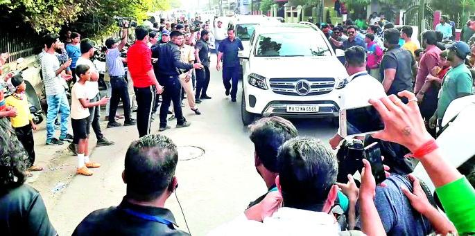 'Zundashai' of bouncers: checking in the area of shooting in Nagpur | ‘बाऊन्सर्स’ची ‘झुंड’शाही : नागपुरात चित्रीकरणाच्या परिसरात होतेय तपासणी 'Zundashai' of bouncers: checking in the area of shooting in Nagpur | ‘बाऊन्सर्स’ची ‘झुंड’शाही : नागपुरात चित्रीकरणाच्या परिसरात होतेय तपासणी