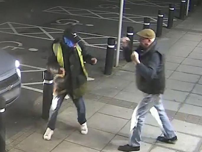 77 year old fights off thief who tried to rob him at atm video goes viral | Video : ७७ वर्षीय आजोबांनी चोराला बॉक्सर बनून असं काही हाणलं, सोशल मीडियातून होतंय कौतुक! 77 year old fights off thief who tried to rob him at atm video goes viral | Video : ७७ वर्षीय आजोबांनी चोराला बॉक्सर बनून असं काही हाणलं, सोशल मीडियातून होतंय कौतुक!